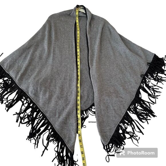 La Fiorentina Faux Suede Fringe Cape Women’s Ruana Wrap - Picture 2 of 7